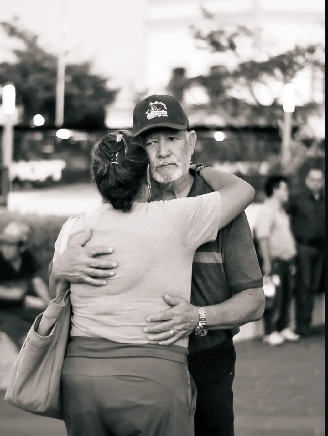 Abrazo entre dos personas, fotografía en blanco y negro